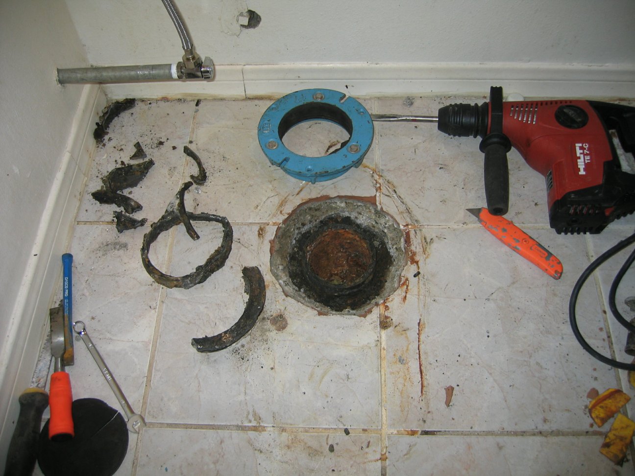 Mid repair of toilet flange